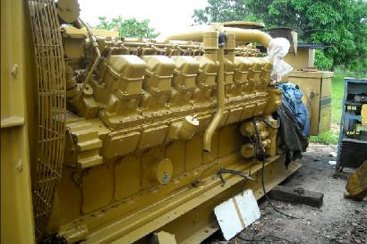 Equipa técnica da MES durante a reparação de um motor industrial